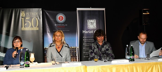 Tisková konference u příprav 3. kola soutěže. Zleva Lenka Jurášková, PR & Marketing Communications Consultant, Boscolo Prague hotel, Zuzana Ceralová Petrofová, prezidentka firmy PETROF, a porotci Petr Malásek a Rostislav Čapek.